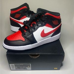 Air Jordan retro 1 mid 5Y/6.5W NEW